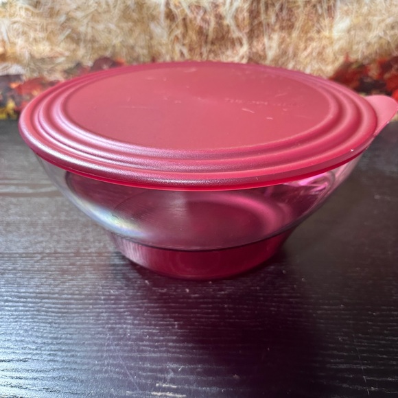 Tupperware red Sheerly Elegant serving bowl with a lid In Red - Picture 1 of 7